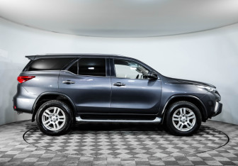 Подержанный автомобиль Toyota Fortuner 2017 года (4 фото)