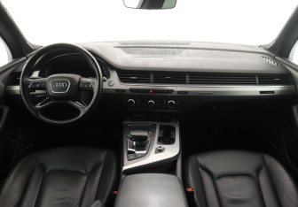 Подержанный автомобиль Audi Q7 2015 года (19 фото)