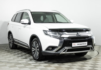 Подержанный автомобиль Mitsubishi Outlander 2019 года (3 фото)