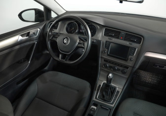 Подержанный автомобиль Volkswagen Golf Hatchback 2015 года (8 фото)
