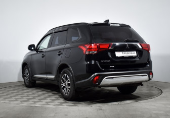 Подержанный автомобиль Mitsubishi Outlander 2022 года (7 фото)