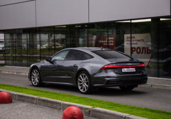 Подержанный автомобиль Audi A7 2020 года (8 фото)
