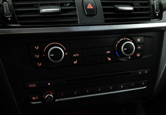 Подержанный автомобиль BMW X3 2015 года (15 фото)