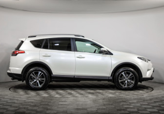 Подержанный автомобиль Toyota RAV4 2017 года (4 фото)