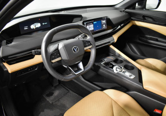 Подержанный автомобиль Changan UNI-V 2022 года (9 фото)