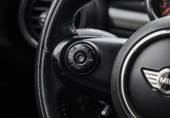 Подержанный автомобиль MINI Hatch 2016 года (13 фото)