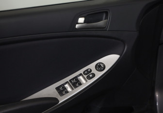 Подержанный автомобиль Hyundai Solaris Sedan 2015 года (16 фото)