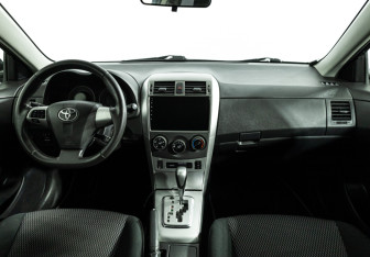Подержанный автомобиль Toyota Corolla Sedan 2012 года (13 фото)