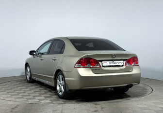 Подержанный автомобиль Honda Civic Sedan 2007 года (7 фото)