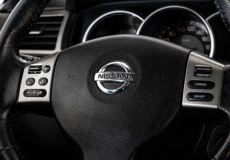 Подержанный автомобиль Nissan Tiida Hatchback 2008 года (12 фото)