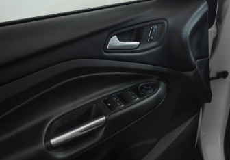 Подержанный автомобиль Ford Kuga 2016 года (19 фото)
