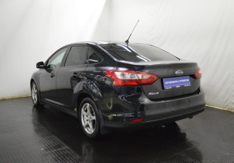 Подержанный автомобиль Ford Focus Sedan 2013 года (7 фото)