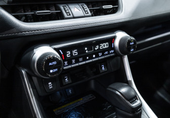 Подержанный автомобиль Toyota RAV4 2022 года (20 фото)