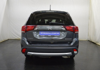 Подержанный автомобиль Mitsubishi Outlander 2015 года (6 фото)