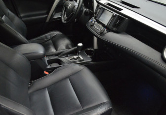 Подержанный автомобиль Toyota RAV4 2017 года (12 фото)