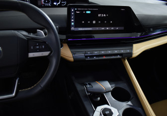 Подержанный автомобиль Changan UNI-V 2022 года (16 фото)