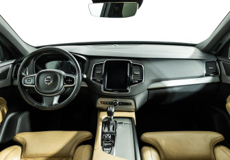 Подержанный автомобиль Volvo XC90 2017 года (13 фото)