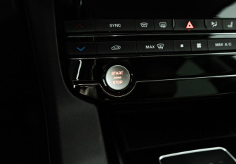 Подержанный автомобиль Jaguar F-Pace 2017 года (17 фото)