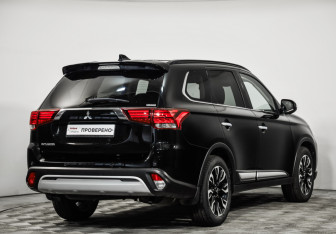 Подержанный автомобиль Mitsubishi Outlander 2021 года (5 фото)