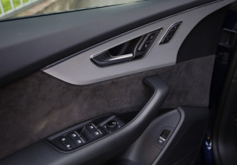 Подержанный автомобиль Audi Q8 2019 года (27 фото)