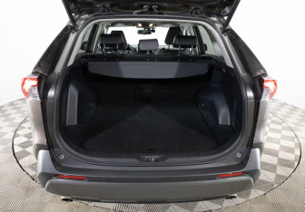 Подержанный автомобиль Toyota RAV4 2020 года (9 фото)