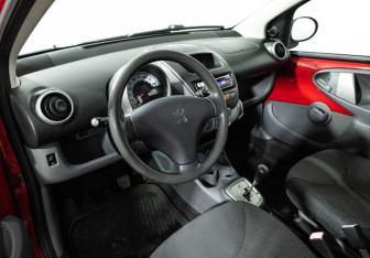 Подержанный автомобиль Peugeot 107 2008 года (11 фото)