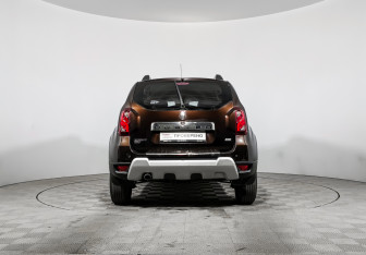 Подержанный автомобиль Renault Duster 2016 года (6 фото)