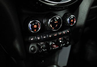 Подержанный автомобиль MINI Hatch 2021 года (16 фото)