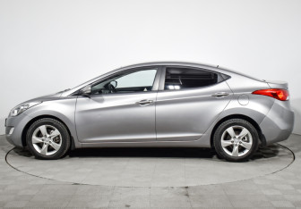 Подержанный автомобиль Hyundai Elantra Sedan 2011 года (8 фото)
