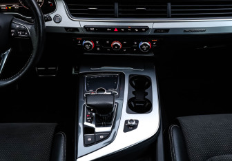 Подержанный автомобиль Audi Q7 2016 года (16 фото)