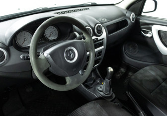 Подержанный автомобиль Renault Sandero 2011 года (11 фото)