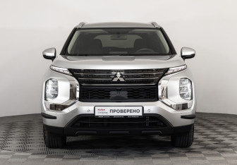 Подержанный автомобиль Mitsubishi Outlander 2022 года (4 фото)