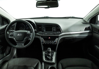 Подержанный автомобиль Hyundai Elantra Sedan 2018 года (13 фото)
