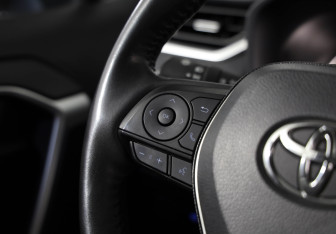 Подержанный автомобиль Toyota Land Cruiser Suv 2011 года (20 фото)