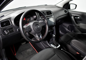 Подержанный автомобиль Volkswagen Polo Sedan 2013 года (9 фото)