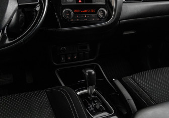 Подержанный автомобиль Mitsubishi Outlander 2019 года (13 фото)