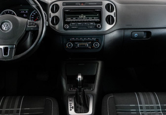 Подержанный автомобиль Volkswagen Tiguan 2015 года (14 фото)