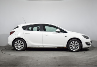 Подержанный автомобиль Opel Astra Hatchback 2014 года (4 фото)