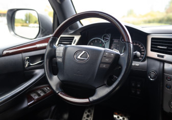 Подержанный автомобиль Lexus LX 2014 года (27 фото)