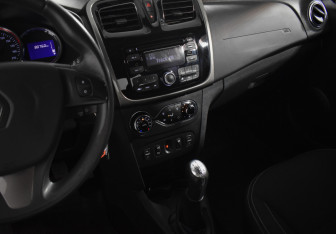 Подержанный автомобиль Renault Logan Sedan 2014 года (16 фото)