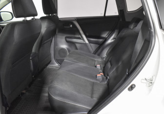 Подержанный автомобиль Toyota RAV4 2017 года (11 фото)
