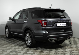 Подержанный автомобиль Ford Explorer 2018 года (7 фото)