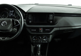 Подержанный автомобиль Skoda Rapid Liftback 2021 года (14 фото)