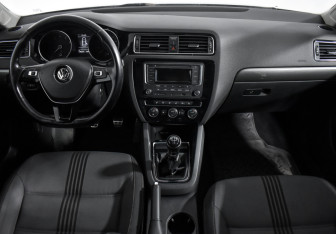 Подержанный автомобиль Volkswagen Jetta Sedan 2017 года (15 фото)