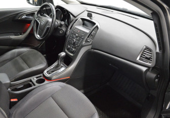 Подержанный автомобиль Opel Astra Hatchback 2011 года (12 фото)