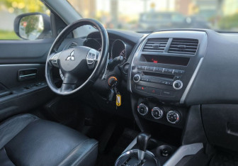 Подержанный автомобиль Mitsubishi ASX 2012 года (13 фото)