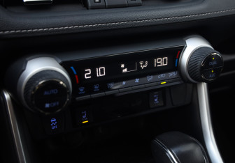 Подержанный автомобиль Toyota RAV4 2022 года (18 фото)
