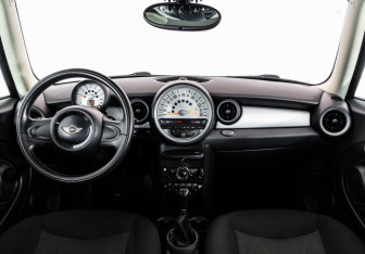 Подержанный автомобиль MINI Hatch 2011 года (10 фото)