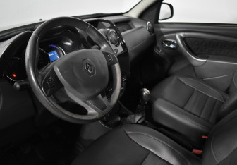 Подержанный автомобиль Renault Duster 2017 года (9 фото)