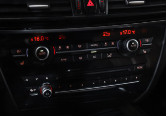 Подержанный автомобиль BMW X5 2013 года (19 фото)